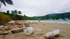 plastic op het strand in de Caribbean