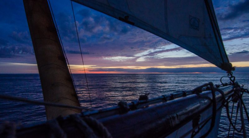 De boeg bij zonsopkomst van zeilend vrachtschip Tres Hombres