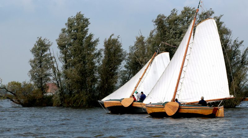 Kampa's camera: Skouspul. Onderlinge wedstrijd van houten schepen gebouwd bij jachtwerf Joh. van der Meulen, waar al meer dan 135 jaar houten schepen worden gebouwd.