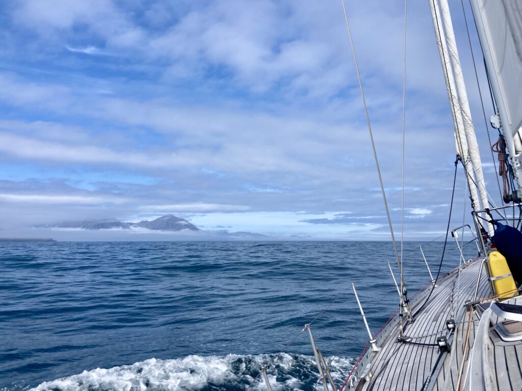 Na de ontdekking van de oostkust van Ijsland zeilen we noordwaarts...