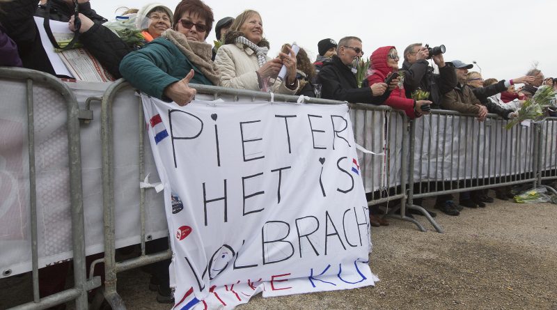 Publiek met spandoek bij het inhalen van Pieter Heerema : het is volbracht