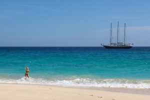 De Eendracht gezien vanaf het strand in Kaapverdië