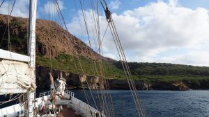 De Eendracht geankerd een baai in Kaapverdië