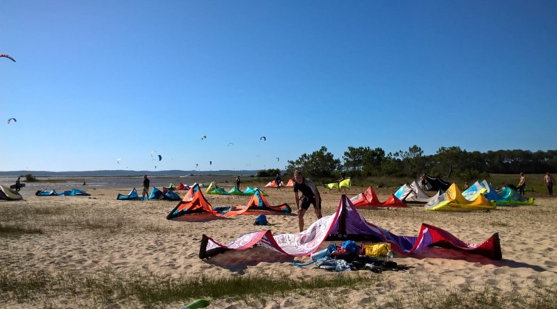 Strand met kites, kiters en kiten