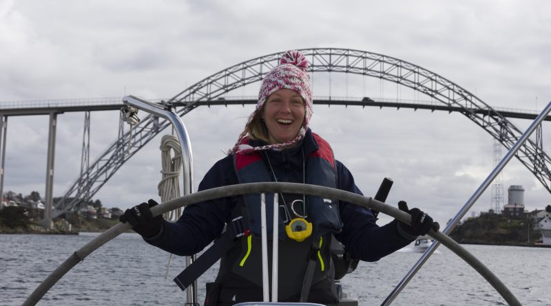 Gerie aan het stuurwiel met de Zeezeilers in Noorwegen